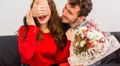 Cum îți poți răsfăța soția de ziua ei de naștere? Idei de cadouri prin care îți poți arăta afecțiunea