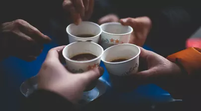Urmează să mergi cu cortul la munte alături de prieteni? Uite 3 lucruri esențiale pe care să le aveți la voi!