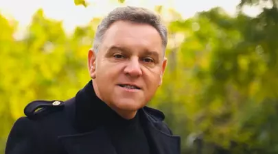 La 55 de ani, Ovidiu Komornyik dezvăluie secretul relației cu soția sa: „Este o femeie puternică, independentă și în pas cu moda” / Exclusiv