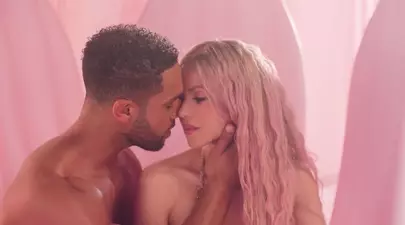 Shakira are un nou iubit. Lucien Laviscount din „Emily in Paris” a cucerit-o pe platourile de filmare ale celui mai nou videoclip