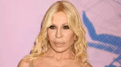 Donatella Versace a împlinit 69 de ani. Cum arăta sora creatorului imperiului Versace înainte de operațiile estetice