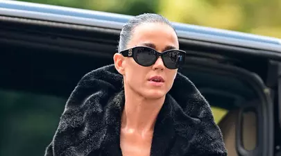 Katy Perry, aproape goală la Paris Fashion Week. Artista a întors toate capetele cu ținuta neobișnuită