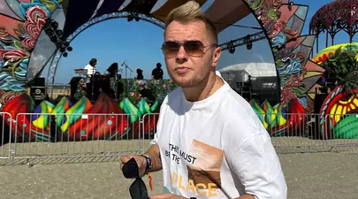 Codin Maticiuc, vacanță de vis cu familia pe barcă. „Poze cu noi 9!” Cum și-a fotografiat actorul părinții, soacra, soția și copiii