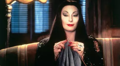 Cum arată Anjelica Huston la 73 de ani. Morticia din „Familia Addams” a trăit o tumultoasă poveste de dragoste cu Jack Nicholson