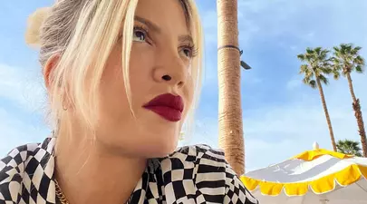 Tori Spelling a ajuns piele și os. Cum a fost fotografiată „Donna” din „Beverly Hills 90210”, pe plajă, în costum de baie