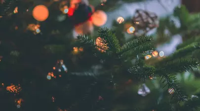 Idei de decorațiuni pentru un brad artificial spectaculos