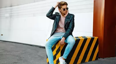 Sneakerșii pentru bărbați nu sunt doar pentru teren! Află ce stiluri merg bine cu ei