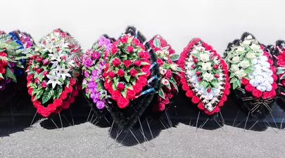 Ce se scrie pe panglica unei coroane funerare