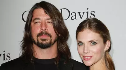 Dave Grohl și soția sa, Jordyn Blum, apariție rară în public, la 6 luni după ce el făcut un copil cu o altă femeie. Cum au fost surprinși