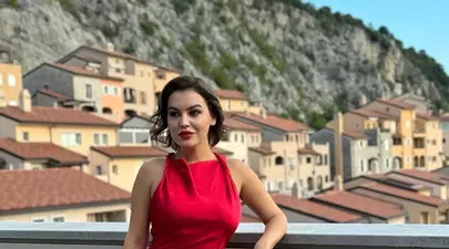 Romina Gingașu, soția miliardarului Piero Ferrari, elegantă într-o rochie de doar 160 de lei, la un eveniment din Trieste, Italia