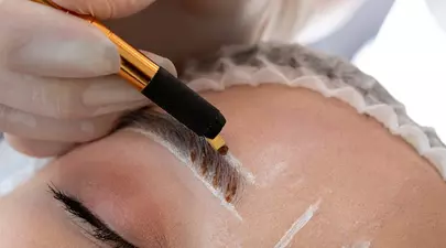 Reconstrucția formei sprâncenelor cu microblading: proces explicat pas cu pas