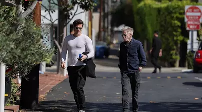 Ce iubit grijuliu are Calvin Klein! Cum a fost designerul suprins în compania lui Kevin Baker. Între ei este o diferență de vârstă de 45 de ani