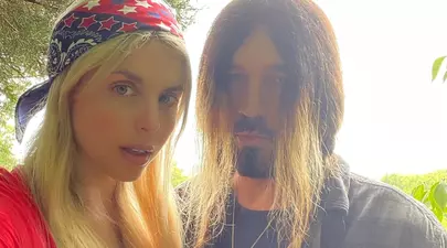 Fosta soție a lui Billy Ray Cyrus, supusă unei intervenții chirurgicale în plin divorț de artist. Firerose este cu 28 de ani mai tânără decât fostul ei soț
