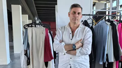 Ținuta pe care o vei vedea peste tot în această toamnă. Ovidiu Buta, stilist: „În combinații fie relaxate, fie duse într-o zonă formală ” / Exclusiv