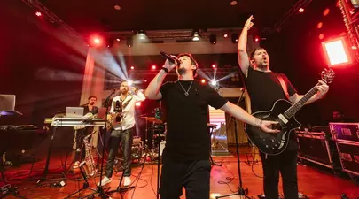 Andrei Leonte și Alex Luft, despre provocările unui band de evenimente: „Abia asta a fost partea cea mai grea!”. Cum a apărut Overnite Band / Exclusiv