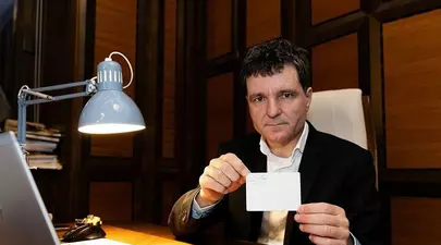 Cum arăta Nicușor Dan cu părul lung, creț și breton, în tinerețe. „Studenția de la Paris!” Imaginea a stârnit un val de reacții pe rețelele de socializare