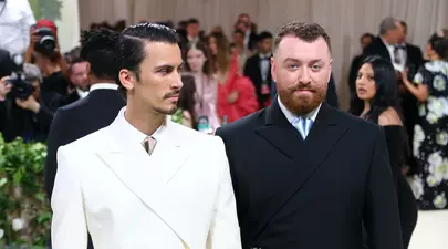 Sam Smith și iubitul, Christin Cowan, surprinși în ipostaze tandre pe stradă. Cum au fost fotografiați