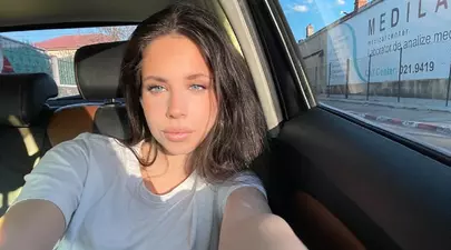 Violeta Bănică, fotografiată în timp ce se săruta pasional cu iubitul ei. Reacția mamei sale, Andreea Marin, când a văzut imaginea