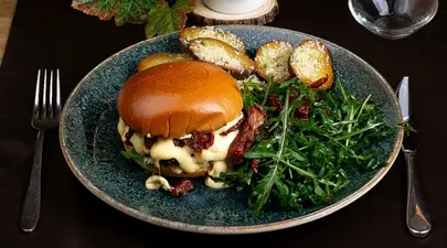 Cât costă un burger de urs în Brașov. Oamenii se îngrămădesc să guste ineditul preparat