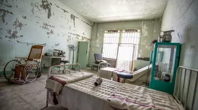 Anchetă penală într-un azil, după ce un bărbat a murit din cauza medicamentelor expirate. Piedone: „Lagăr de exterminare a bătrânilor”
