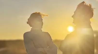 Primele imagini cu Alexandru Papadopol și Cristiana Luca la Starea Civilă. Actorii s-au căsătorit de Ziua Îndrăgostiților. Oana Moșneagu și Vlad Gherman, printre invitații la eveniment