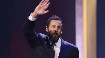Adam Sandler a ieșit din tipare la Premiile Oscar 2025. Cum a venit îmbrăcat actorul