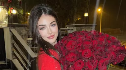 Andreea Bostănică și iubitul, fotografiați în ipostaze tandre. Cine este milionarul care o răsfață pe „regina TikTok-ului” cu mii de trandafiri