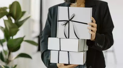 Cadoul ideal de 8 Martie: Gențile de umăr potrivite pentru orice stil