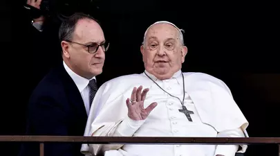 Papa Francisc a fost externat, după cinci săptămâni de spitalizare. Primele imagini cu Suveranul Pontif