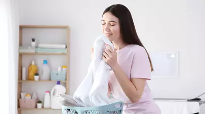 4 lucruri pe care le facem greșit atunci când spălăm rufele și cum să le reparăm
