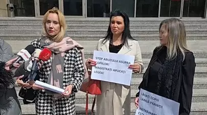 Adriana Bahmuțeanu și Oana Ioniță protestează pentru drepturile mamei în fața Tribunalului București: „E un război interminabil, de aceea solicit ca această lege să se pună în aplicare”