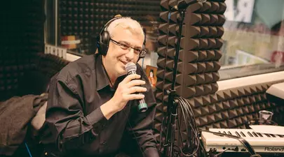 Cătălin Crișan și iubita lui, Camelia, s-au despărțit. Artistul a făcut anunțul în mediul online: „Sunt singur! Viața merge mai departe…”
