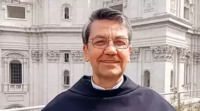 Ultimul drum al Suveranului Pontif, marcat de prezența unui preot român. Părintele Iulian Misariu îl cunoștea personal pe Papa Francisc. „Iubea foarte mult România!”
