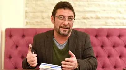 Alin Fumurescu a murit la 57 de ani. Era jurnalist și profesor la Universitatea din Houston. Ultimul său text a fost despre alegeri: „Și n-au învins”