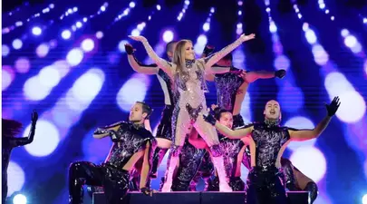 Jennifer Lopez, show incendiar la American Music Awards