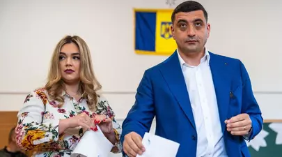Cât costă rochia purtată de Ilinca Simion în turul doi al alegerilor prezidențiale. Soția lui George Simion a optat pentru o ținută florală