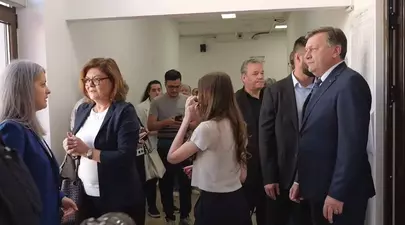 Crin Antonescu s-a prezentat cu soția, Adina Vălean, și fiica, Irina Antonescu, la vot. Candidatul coaliției a lăudat prezența românilor la urne: „Acest lucru va oferi legitimitate și forță viitorului președinte”
