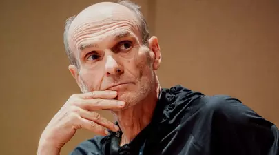 Cristian Tudor Popescu a anunțat cu cine votează în turul doi al alegerilor prezidențiale. Gazetarul, apel la votanții lui Crin Antonescu: „Îi rog în genunchi”