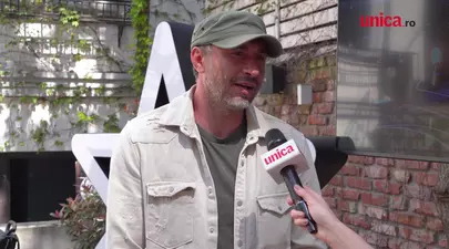 Cum își protejează Dragoș Bucur și Dana Nălbaru cei trei copii de droguri: „Cred că este singura soluție”. Ce spune actorul despre „Românii au talent”, sezonul 15, și viața la țară / Exclusiv