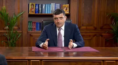George Simion recunoaște că promisiunea AUR de a face case la 35.000 de euro a fost o „formă de marketing”