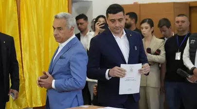 George Simion s-a prezentat la urne alături de Călin Georgescu. Candidatul AUR: „Am votat cu Călin Georgescu”