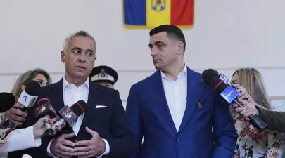 George Simion și Călin Georgescu au mers împreună la vot, la o secție din Mogoșoaia. Cei doi au fost însoțiți de soțiile lor, Ilinca Simion și Cristela Georgescu