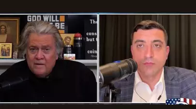 George Simon se laudă că i-a „zdrobit pe globaliști” într-un interviu cu fostul consilier al lui Donald Trump, Steve Bannon, după ce a evitat presa din România: „Românii iubesc poporul american”