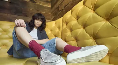 HEYDUDE dezvăluie o nouă campanie „Fashion Crisis Hotline” cu ambasadorul global al mărcii, Sydney Sweeney, pentru a oferi asistență în situații de urgență de stil