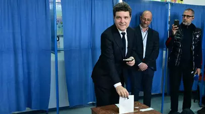 Nicușor Dan a ales să voteze la Făgăraș. Candidatul independent, la urne alături de partenera sa, Mirabela Grădinaru