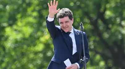 Nicușor Dan, cum nu a mai fost văzut până acum. Cum se distra președintele în tinerețe, în Vama Veche