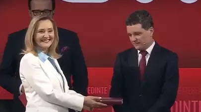 Reacția lui Nicușor Dan când Elena Lasconi l-a pus să jure pe Biblie că nu a mințit în ceea ce o privește: „Eu sunt creștin ortodox practicant”