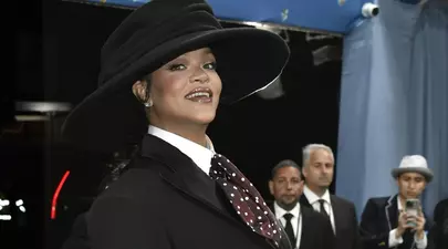 Rihanna, însărcinată pentru a treia oară. Artista a dat vestea cea mare pe covorul roșu, la Met Gala 2025
