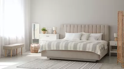 Pat matrimonial elegant – idei de amenajare în stil modern sau clasic