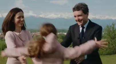 Cum au apărut Nicușor Dan și Mirabela Grădinaru la serbarea fiicei lor. Aheea a jucat rolul „vulpiței”